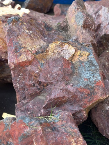 Камни для ландшафтного дизайна красно-фиолетовые 10-60 килограмм купить в Ликино-Дулёво