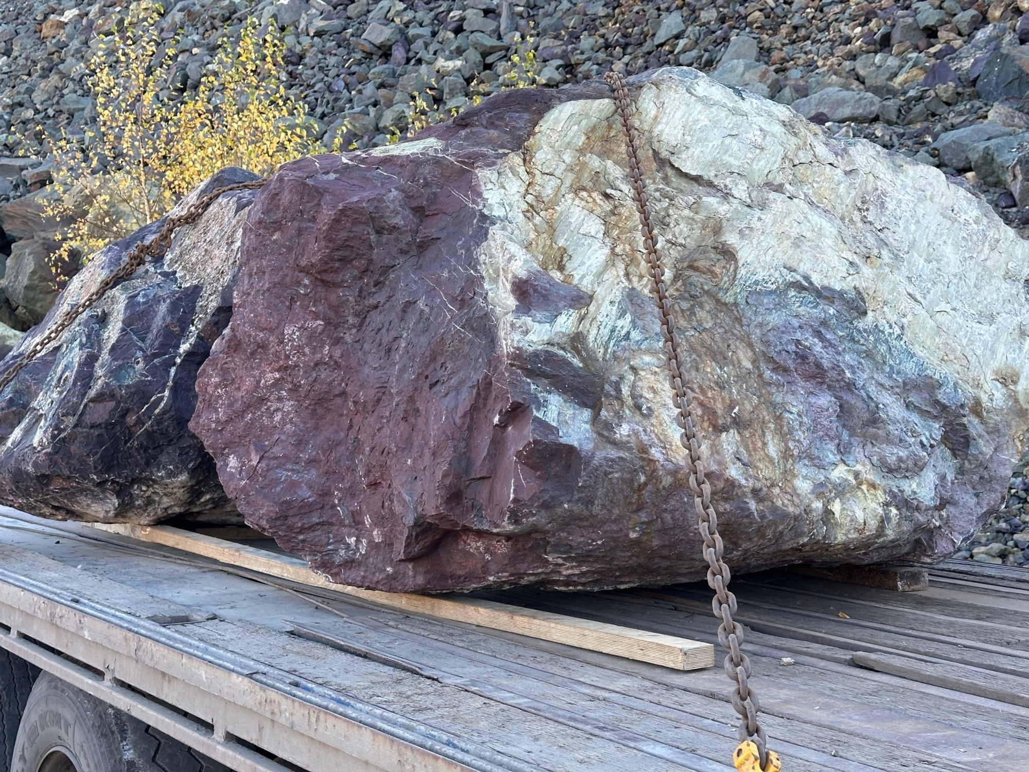 Огромные красно-фиолетовые валуны для ландшафтного дизайна весом более 5 тонн купить в Ликино-Дулёво