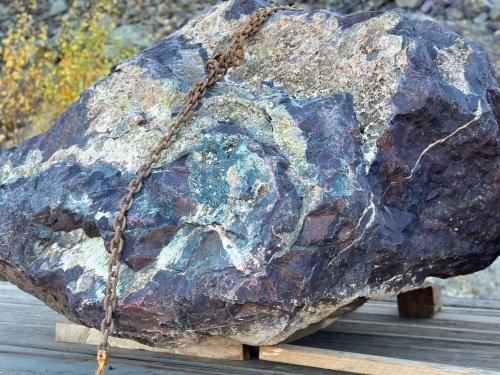 Огромные красно-фиолетовые валуны для ландшафтного дизайна весом более 5 тонн купить в Ликино-Дулёво