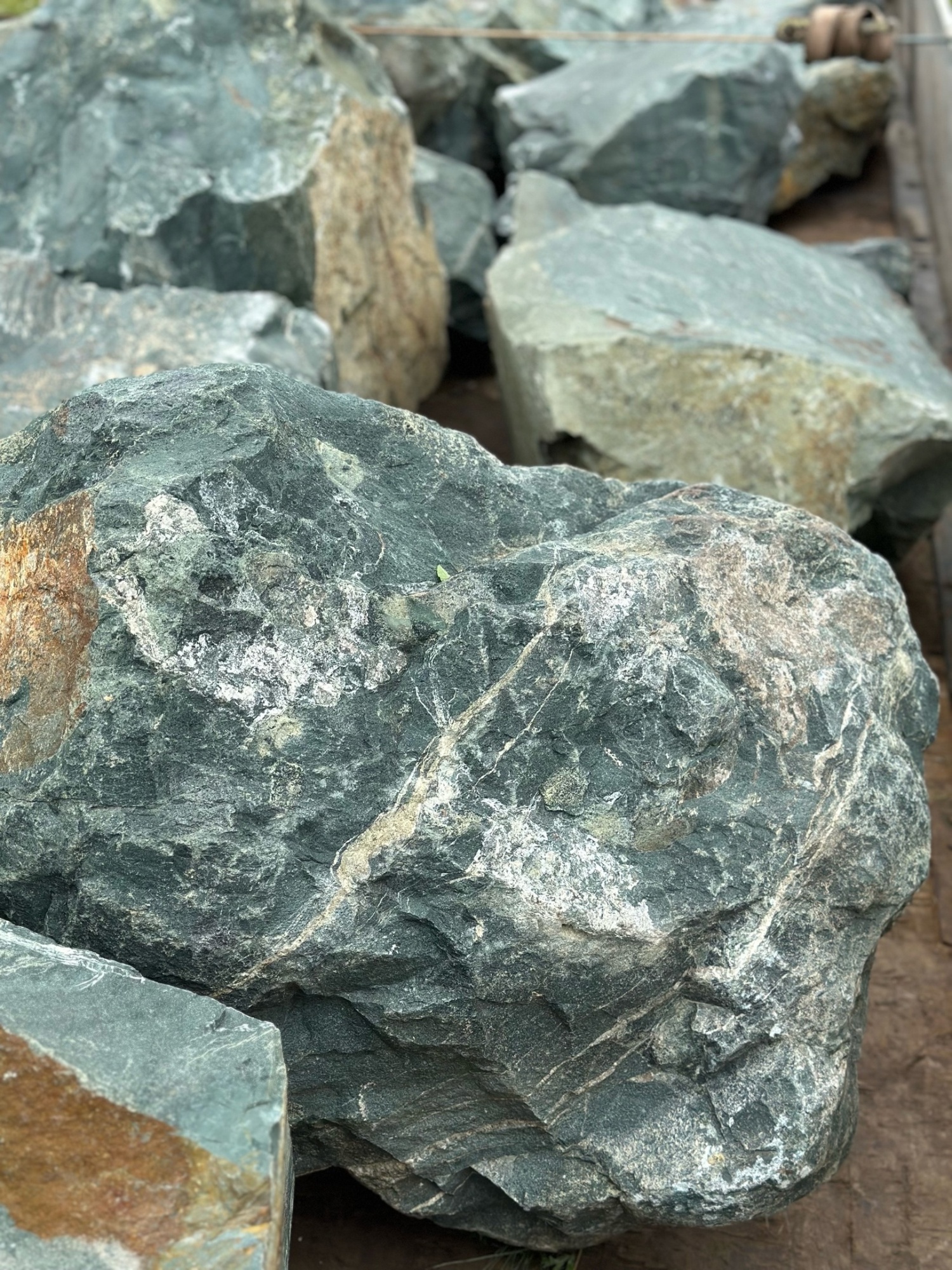 Камни для ландшафтного дизайна зелёные 10-60 килограмм купить в Ликино-Дулёво