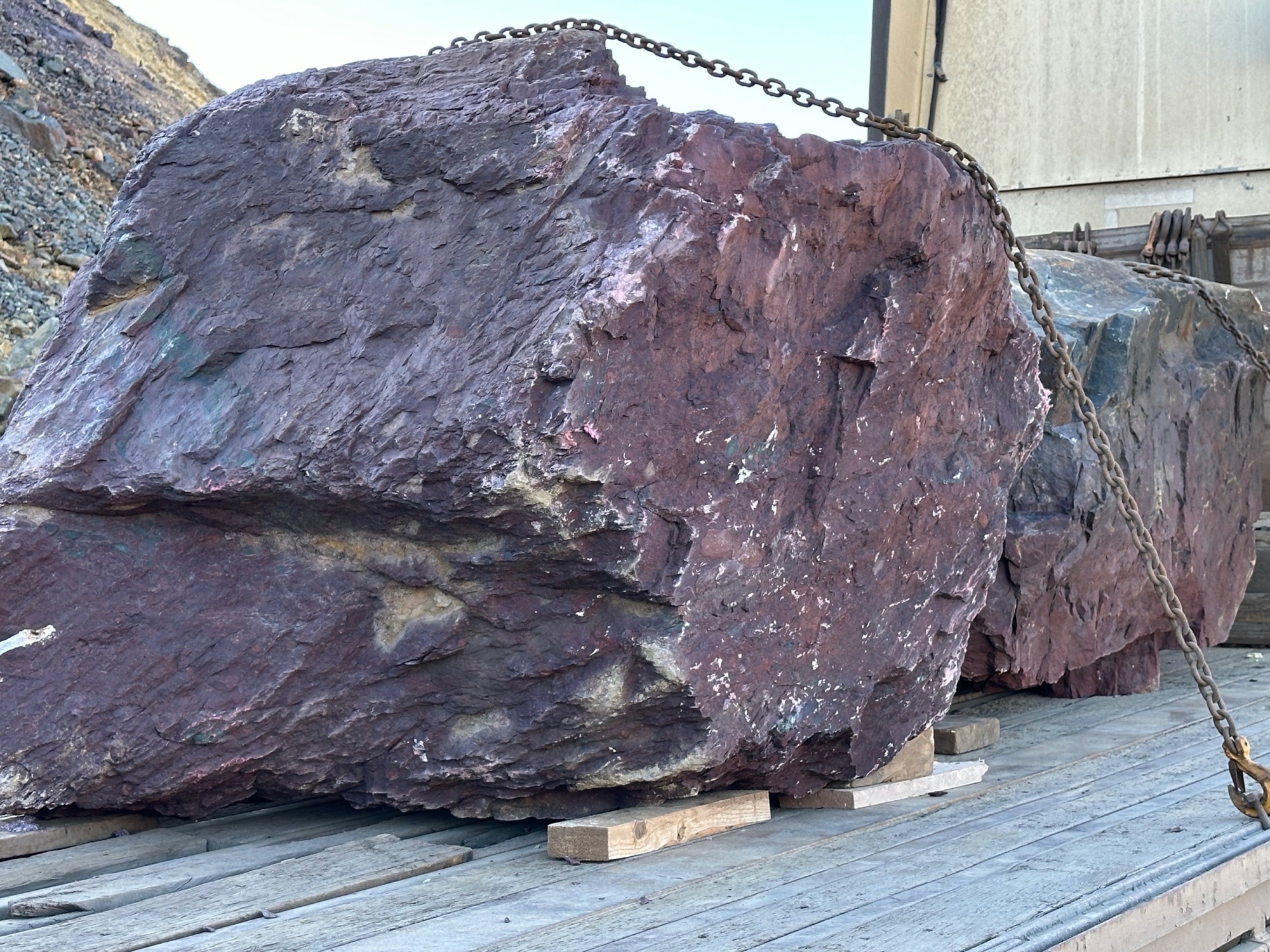 Огромные красно-фиолетовые валуны для ландшафтного дизайна весом более 5 тонн купить в Ликино-Дулёво