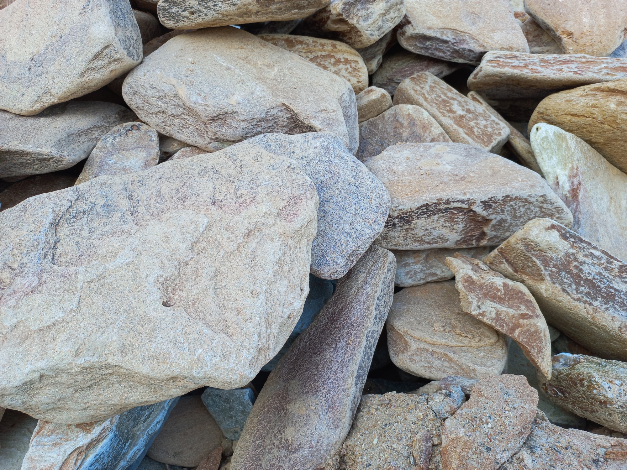 Златолит жёлтый, жёлто-зелёный глыбки и валуны для ланшафтного дизайна купить в Ликино-Дулёво