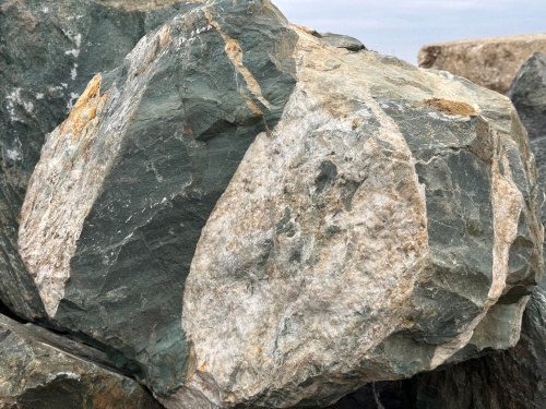 Гигантские зелёные валуны для ландшафтного дизайна весом более 5 тонн купить в Ликино-Дулёво