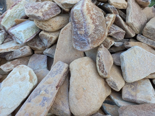 Златолит жёлтый, жёлто-зелёный глыбки и валуны для ланшафтного дизайна купить в Ликино-Дулёво