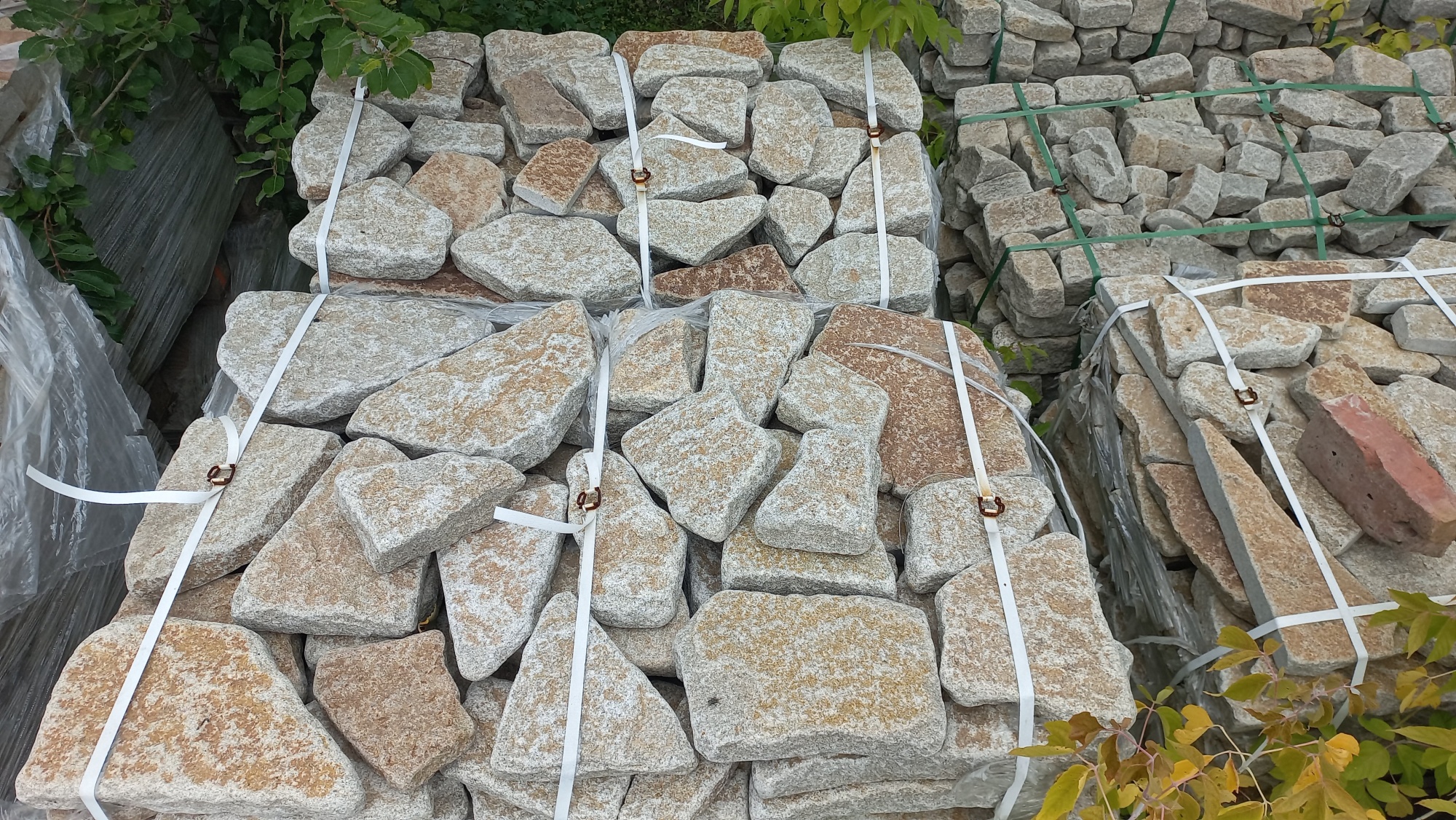 Плитняк гранитный галтованный купить в Ликино-Дулёво