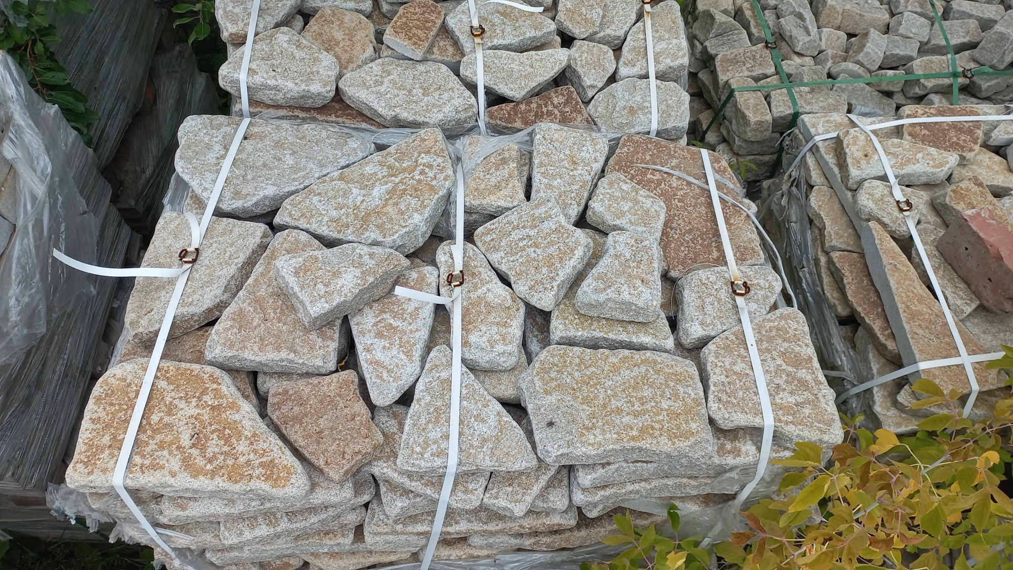 Плитняк галтованный гранитный для ландшафтного дизайна купить в Ликино-Дулёво