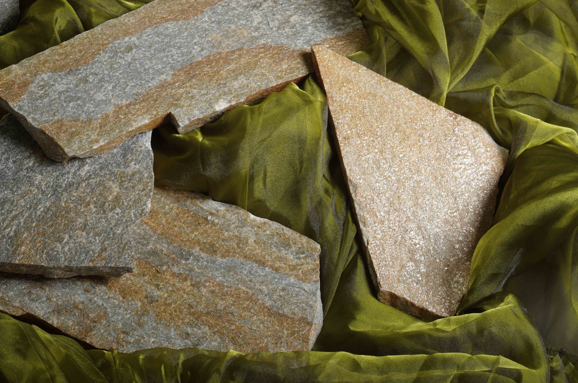 Плитняк златолит Уральский для цоколя, отмостки купить в Ликино-Дулёво