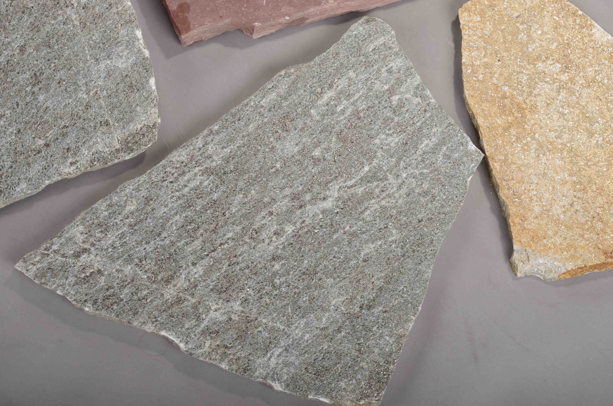 Плитняк златолит Уральский для цоколя, отмостки купить в Ликино-Дулёво